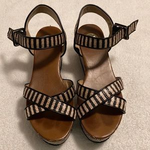 Exé Black & Tan platform heels